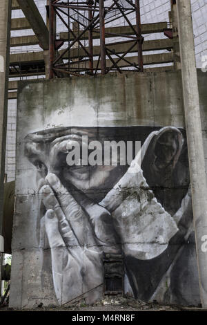 Artwork gemalt innerhalb der unfertigen Kühlturm in Tschernobyl, Ukraine Stockfoto