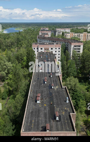 Mit Blick auf den Verlassenen und über gewachsene Stadt Pripyat, in der Nähe von Tschernobyl, Ukraine Stockfoto