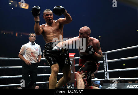 Chris Eubank (links) und George Groves (rechts) während der Wba Super-Middleweight Titel kämpfen in der Manchester Arena. Stockfoto