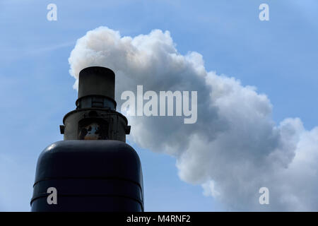 Auspuffrohr des alten Schiffes dämpfen mit Rauch Stockfoto