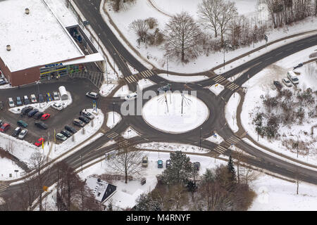 Luft, Kreisverkehr Hellfelder Straße, altes Feld, Arnsberg, Sauerland, Nordrhein-Westfalen, Deutschland, Europa, Arnsberg, Sauerland, North Rhine-Westphali Stockfoto