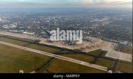 Luftaufnahme, Düsseldorfer Flughafen, Terminal A, B, C, Umgang mit Fingern, Hotel am Flughafen, die Autobahn A 44, Turm, der höchste Turm in Europa, Dus Stockfoto