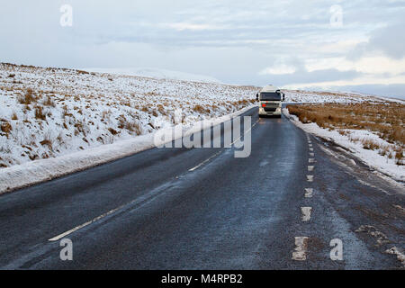 Brecon Beacons, UK: Dezember 28, 2017: Ein Daf Tanklastzug fährt auf der A 4059 im Winter Schnee und Eis Bedingungen transportieren Calor Butangas. Stockfoto