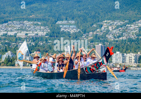 Viele Menschen, ein Kanu. Salish First Nations, sammeln von Kanus, die Salish Sea, 1. September 2012 zu schützen. Stockfoto