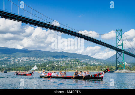 Erste Nationen Kanu geht unter die Lions Gate Bridge. Viele Menschen, ein Kanu. Salish ersten Nationen, das Sammeln von Kanus zu den Salish Sea, Septe Schützen Stockfoto