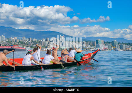 Viele Menschen, ein Kanu. Salish First Nations, sammeln von Kanus, die Salish Sea, 1. September 2012 zu schützen. Stockfoto