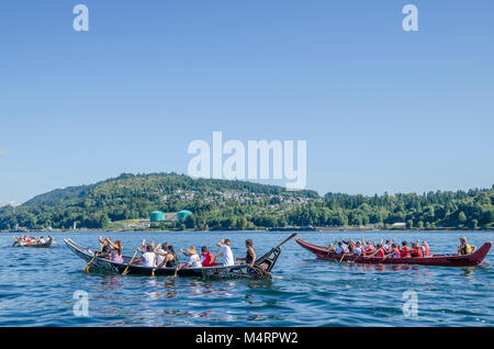 Erste Nationen Kanus protest Öltanker Verkehr an Kinder Morgan Pipeline terminal Burrard Inlet, während viele Menschen, ein Kanu. Salish ersten Nationen, Stockfoto