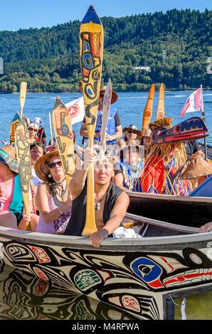 Viele Menschen, ein Kanu. Salish ersten Nationen, das Sammeln von Kanus zu den Salish Sea, September 1, 2012 Schützen. Warten auf Willkommen bei Molke ah Wichen (Ca Stockfoto