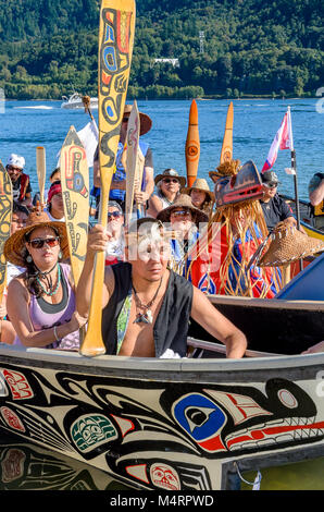 Viele Menschen, ein Kanu. Salish ersten Nationen, das Sammeln von Kanus zu den Salish Sea, September 1, 2012 Schützen. Bei Molke-ah Willkommen - Wichen (Ca Stockfoto