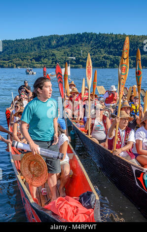 Khelsilem, Viele Menschen, Ein Kanu. Salish First Nations, Versammlung von Kanus zum Schutz des Salisischen Meeres, 1. September 2012. Stockfoto