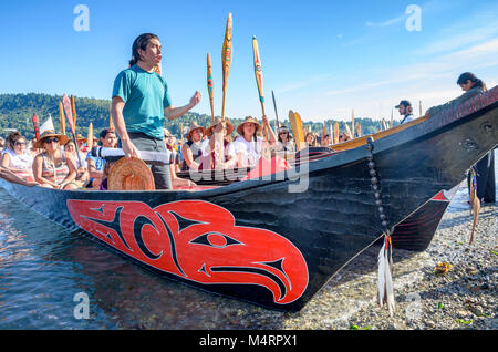 An Molke ah Wichen (Cates Park) N. Vancouver, BC, Kanada begrüßt. Viele Menschen, ein Kanu. Salish ersten Nationen, das Sammeln von Kanus zu Schützen t Stockfoto