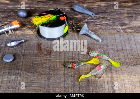 Satz von Fischen auf einen hölzernen Tisch Angelhaken Haken Stockfoto