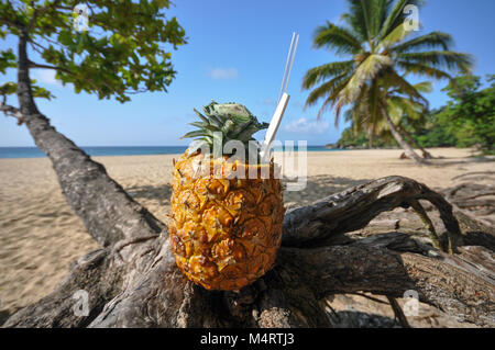 Pina Colada serviert frische Ananas auf Palm Tree auf Cabrera Strand in Sosua, Dominikanische Republik thront. Stockfoto