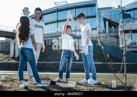 Freudige nette Leute hoch fünf Stockfoto