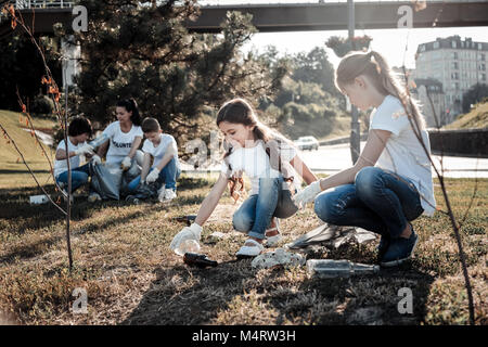 Freudige smart Kinder in dem eco-Projekt Stockfoto