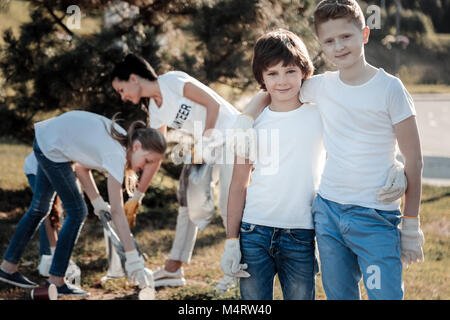 Freudige nette Jungs zu Ihnen schauen Stockfoto