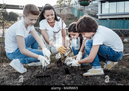 Freudige positive Menschen zusammen arbeiten Stockfoto