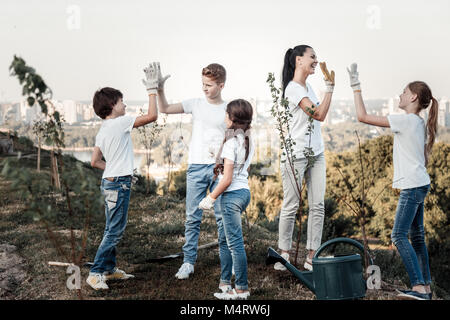 Positive freudige Team geben High Fives Stockfoto