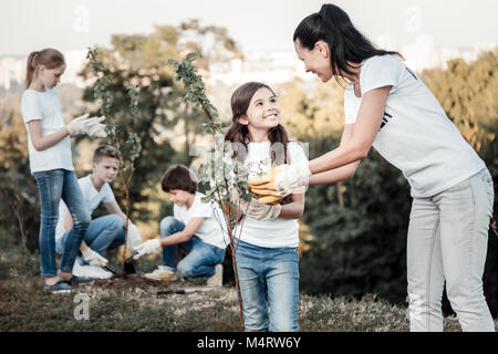 Freudige niedliche Mädchen lächelnd Stockfoto