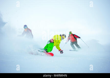 Ski downhill Konzept mit Gruppe der Snowboarder Stockfoto