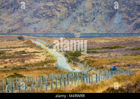 Ein paar Wanderer Wandern auf dem Weg ins Tal, wo Llyn Eigiau Teil der Carneddau Berge und Snowdonia National Park befindet. Stockfoto