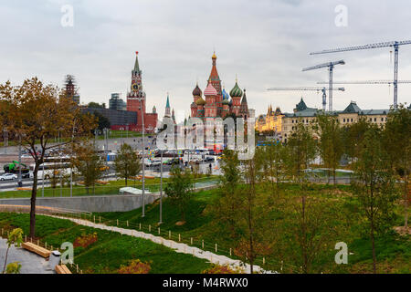 Moskau, Russland - 28. September 2017: Ansicht der Basilius-Kathedrale und Spasskaja Turm des Moskauer Kreml von New Park Zaryadye Stockfoto