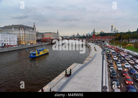 Moskau, Russland - 28. September 2017: Blick auf Moskvoretskaya Embankment und Moskau Fluss von zaryadye Park am Abend Stockfoto