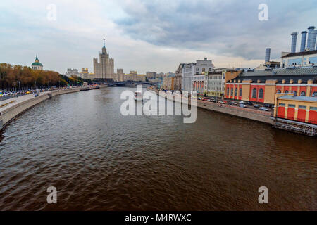 Moskau, Russland - 28. September 2017: Blick auf Moskvoretskaya Embankment und Moskau Fluss von zaryadye Park am Abend Stockfoto