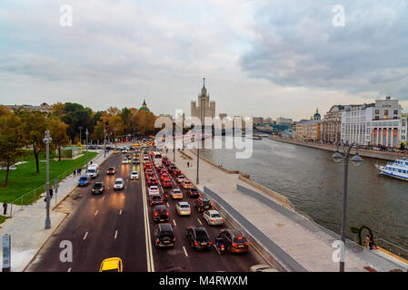 Moskau, Russland - 28. September 2017: Blick auf Moskvoretskaya Embankment und Moskau Fluss von zaryadye Park am Abend Stockfoto