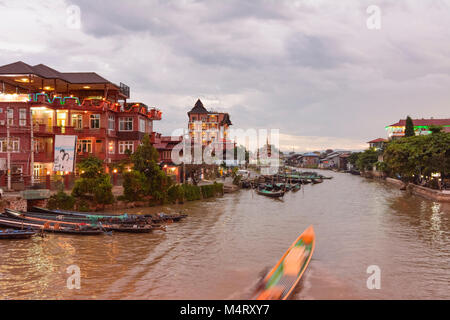 Nyaung Shwe: Hotel, Kanal, Boot in Nyaung Shwe Inle See, Shan Staat, Myanmar (Birma) Stockfoto