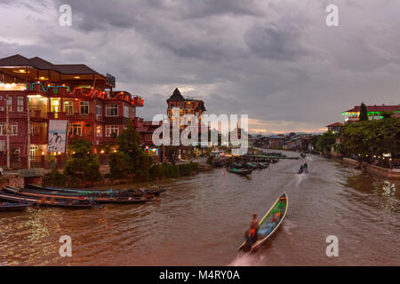 Nyaung Shwe: Hotel, Kanal, Boot in Nyaung Shwe Inle See, Shan Staat, Myanmar (Birma) Stockfoto