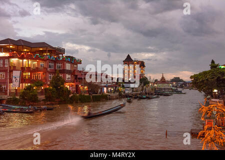 Nyaung Shwe: Hotel, Kanal, Boot in Nyaung Shwe Inle See, Shan Staat, Myanmar (Birma) Stockfoto