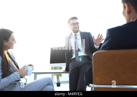 Lächelnd Arbeitsteam während der Pausenzeit in helles Büro Stockfoto