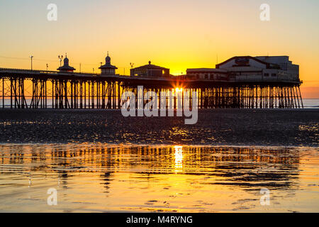 Sonnenuntergang über Blackpool Pier. 17. Feb 2018. UK Wetter. Nach einem sonnigen und milden Tag über der Nord West Küste von England, einen wunderschönen Sonnenuntergang leuchtet die berühmten North Pier in Blackpool in Lancashire. Credit: cernan Elias/Alamy leben Nachrichten Stockfoto