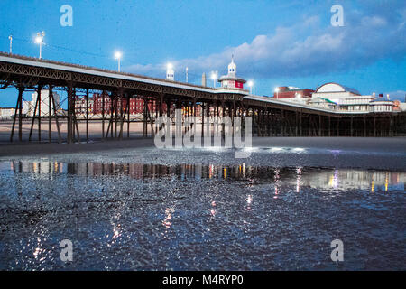 Sonnenuntergang über Blackpool Pier. 17. Feb 2018. UK Wetter. Nach einem sonnigen und milden Tag über der Nord West Küste von England, einen wunderschönen Sonnenuntergang leuchtet die berühmten North Pier in Blackpool in Lancashire. Credit: cernan Elias/Alamy leben Nachrichten Stockfoto