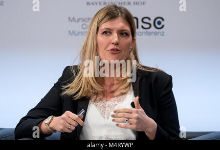 München, Deutschland. 17 Feb, 2018. Beatrice Fihn aus Schweden, Direktor der Internationalen Kampagne zur Abschaffung von Atomwaffen (ICAN), liefert eine Rede auf der 54. Muenchner Sicherheitskonferenz in München, Deutschland, 17. Februar 2018. Mehr als 500 Gäste unter den Kopf der Staaten und Leiter der Regierungen, wird erwartet, dass der dreitägigen Konferenz zu besuchen. Credit: Sven Hoppe/dpa/Alamy leben Nachrichten Stockfoto