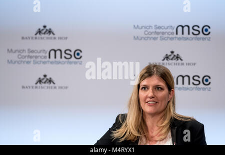 München, Deutschland. 17 Feb, 2018. Beatrice Fihn aus Schweden, Direktor der Internationalen Kampagne zur Abschaffung von Atomwaffen (ICAN), liefert eine Rede auf der 54. Muenchner Sicherheitskonferenz in München, Deutschland, 17. Februar 2018. Mehr als 500 Gäste unter den Kopf der Staaten und Leiter der Regierungen, wird erwartet, dass der dreitägigen Konferenz zu besuchen. Credit: Sven Hoppe/dpa/Alamy leben Nachrichten Stockfoto