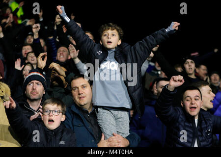 Junge fan Alexis Sanchez half aus Feld feiert auf der Schlusspfiff Huddersfield Town FC V MANCHESTER UNITED FC Huddersfield Town FC V MANCHESTER UNITED FC, DER EMIRATES FA-CUP, 17. Februar 2018 GBB6651 die Emirate FA Cup, Huddersfield Town FC v Manchester United FC 17/02/2018 streng redaktionelle Verwendung. Wenn der Spieler/Spieler in diesem Bild dargestellt ist/Spielen für einen englischen Club oder das England National Team. Dann ist dieses Bild darf nur für redaktionelle Zwecke verwendet werden. Keine kommerzielle Nutzung. Folgende Verwendungen sind auch dann eingeschränkt, wenn in einem redaktionellen Kontext: Verwenden Sie in conjuc Stockfoto