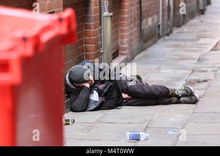 Manchester, Großbritannien. 17 Feb, 2018. Obdachlosigkeit ist wegen Wohnkosten erhöht. Ein junger Mann in einer Seitenstraße liegend, Manchester, 17 Februar, 2018 (C) Barbara Cook/Alamy leben Nachrichten Stockfoto