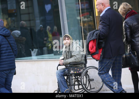 Manchester, Großbritannien. 17 Feb, 2018. Obdachlosigkeit ist wegen Wohnkosten erhöht. Ein behinderter Mann Zuflucht zu betteln in Manchester, 17 Februar, 2018 (C) Barbara Cook/Alamy leben Nachrichten Stockfoto