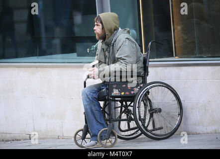 Manchester, Großbritannien. 17 Feb, 2018. Obdachlosigkeit ist wegen Wohnkosten erhöht. Ein behinderter Mann Zuflucht zu betteln in Manchester, 17 Februar, 2018 (C) Barbara Cook/Alamy leben Nachrichten Stockfoto