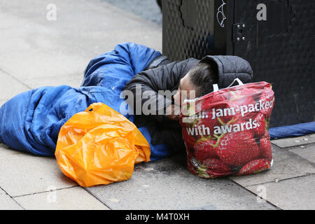 Manchester, Großbritannien. 17 Feb, 2018. Obdachlosigkeit ist wegen Wohnkosten erhöht. Eine obdachlose Frauen liegen auf einer Straße, Manchester, 17 Februar, 2018 (C) Barbara Cook/Alamy leben Nachrichten Stockfoto