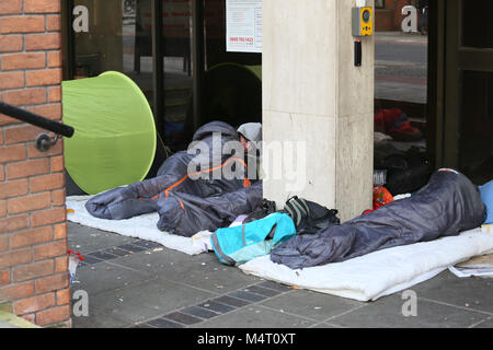 Manchester, Großbritannien. 17 Feb, 2018. Obdachlosigkeit ist wegen Wohnkosten erhöht. Obdachlose in Schlafsäcke, Manchester, 17 Februar, 2018 (C) Barbara Cook/Alamy leben Nachrichten Stockfoto