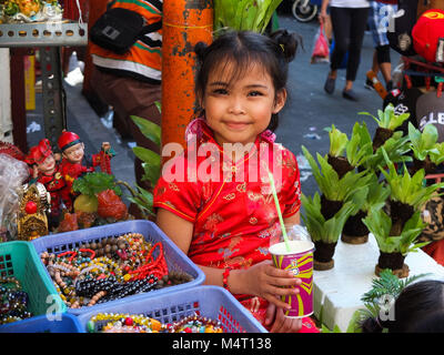 Manila, Philippinen. 15 Feb, 2012. Ein junges Mädchen tragen Cheongsam, eine traditionelle chinesische Kleidung für Frauen, Lächeln, während Abschrecken ihr Durst. Filipinos das Chinesische Neue Jahr durch den Besuch von Chinatown in Binondo besondere Leistungen, wie der Drache Tänze Feuerwerk, chinesische Lebensmittel und Güter zu genießen gefeiert. Credit: Josefiel Rivera/SOPA/ZUMA Draht/Alamy leben Nachrichten Stockfoto