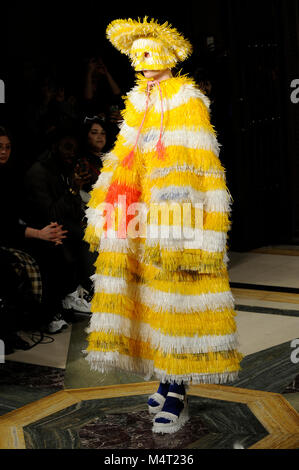 Model auf dem Laufsteg während der maddie Williams Modeschau bei Mode Scout AW18 am Freimaurer Hall, Covent Garden, London, UK. Fashion Scout erfolgt während der London Fashion Week. Maddie Williams graduierte von der Universität von Edinburgh im letzten Jahr, gewann Fashion Scout's Graduate Woche Catwalk Textiles Award und die Dame Vivienne Westwood ethische Award. 17. Februar 2018. Credit: Antony Nessel/Alamy leben Nachrichten Stockfoto