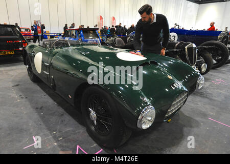 Ein Mann Polieren einer 1955 Jaguar XK 140 Spezielle Rennwagen auf Anzeige an der London Classic Car Show, die auf ExCel London, Vereinigtes Königreich. Mehr als 700 der besten klassischen Autos der Welt werden auf der Messe reicht von Vintage pre-Krieg Tourer zu einem modernen Konzept Autos. Die Show bringt in rund 37.000 Besucher, angefangen von schweren Benzin Köpfe zu Menschen, die einfach nur wunderschön und klassische Fahrzeuge Liebe. Quelle: Michael Preston/Alamy leben Nachrichten Stockfoto