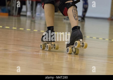 Madrid, Spanien. 17. Februar, 2018. Detail der Skates der Jammer der Roller Derby Madrid A, #200 Bloody Mewi. © Valentin Sama-Rojo/Alamy Leben Nachrichten. Stockfoto