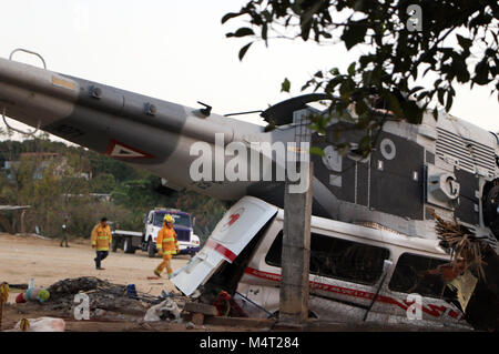 Oaxaca, Moxico. 17 Feb, 2018. Rescueres Arbeit am Hubschrauber Unfallstelle in Santiago Jamiltepec von Oaxaca, Mexiko, Jan. 17, 2018. 13 Menschen getötet wurden, nachdem eine militärische Hubschrauber am Freitag im südlichen Mexiko stürzte nach einem Erdbeben in der Region, die Verfolger, die in Oaxaca Zustand sagte Samstag. Der Hubschrauber auch mexikanische Innenminister Alfonso Navarrete und Gouverneur von Oaxaca Staat Alejandro Murat, die beide überlebt. Credit: Rebeca Martinez) (Jg) (rtg/Xinhua/Alamy leben Nachrichten Stockfoto