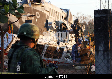 Oaxaca, Moxico. 17 Feb, 2018. Soldaten Inspizieren der Hubschrauber Unfallstelle in Santiago Jamiltepec von Oaxaca, Mexiko, Jan. 17, 2018. 13 Menschen getötet wurden, nachdem eine militärische Hubschrauber am Freitag im südlichen Mexiko stürzte nach einem Erdbeben in der Region, die Verfolger, die in Oaxaca Zustand sagte Samstag. Der Hubschrauber auch mexikanische Innenminister Alfonso Navarrete und Gouverneur von Oaxaca Staat Alejandro Murat, die beide überlebt. Credit: Rebeca Martinez) (Jg) (rtg/Xinhua/Alamy leben Nachrichten Stockfoto