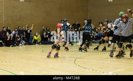 Madrid, Spanien. 17. Februar, 2018. Jammer der Roller Derby Madrid ein Bestehen der Packung, während das meldeventil von Oxford Roller Derby ein blockiert ist. © Valentin Sama-Rojo/Alamy Leben Nachrichten. Stockfoto